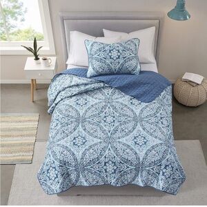 Blue Patterned Quilt Set